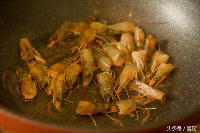 砂锅虾粥:大寒冷的冬天里，一碗热乎乎的鲜虾砂锅粥，温暖了你我的心