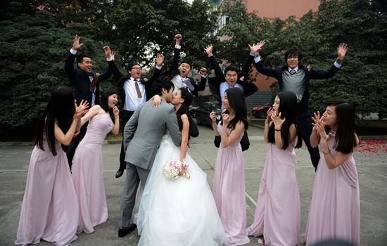 新人要给伴郎伴娘红包吗 一般给伴郎伴娘多少红包