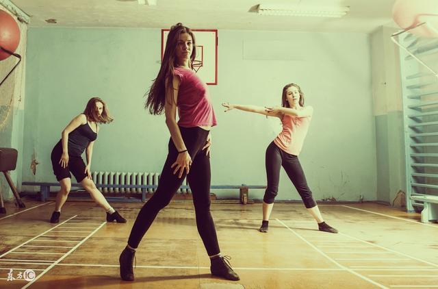 唱歌跳舞翻译（唱歌跳舞翻译成英语）