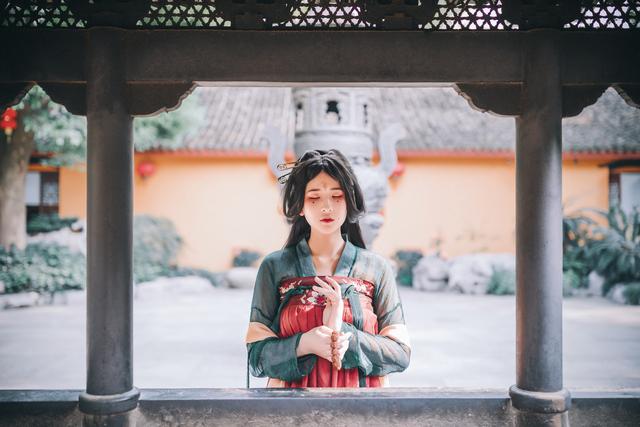 女销售穿越(女销售穿越到半夜画画)