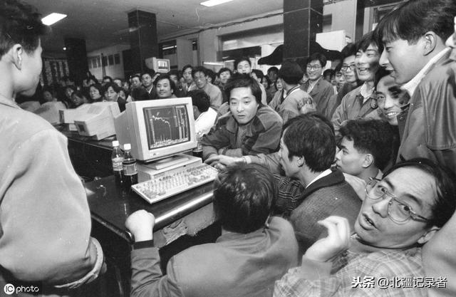90年代疯狂的中国股市，为数不多的股民为有限的新股抢破了脑袋