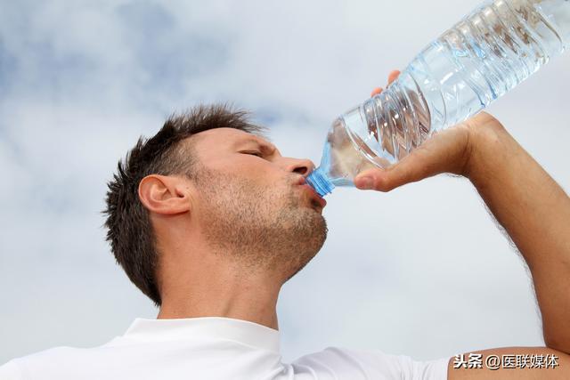 喝水时应该注意什么，心脏不太好的人，喝水时要特别注意有“四忌”