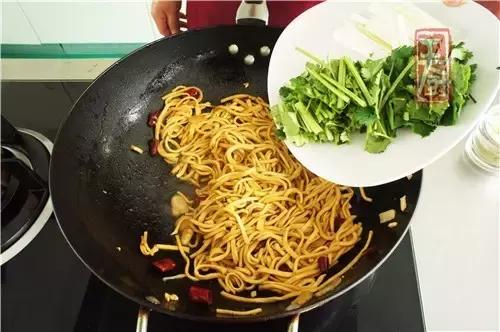 香菜炒什么好点？香菜炒豆皮家常做法，靠不靠谱，看这里！