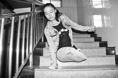 河南无腿女孩王娟：6岁失去双腿，靠单手走进大学，如今怎么样了