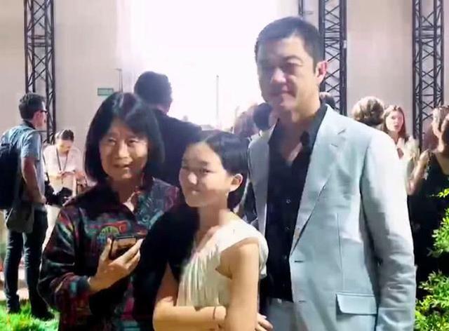 51岁李亚鹏再当爸！王菲“满脸的嫌弃”成全了老李“双重的幸福”