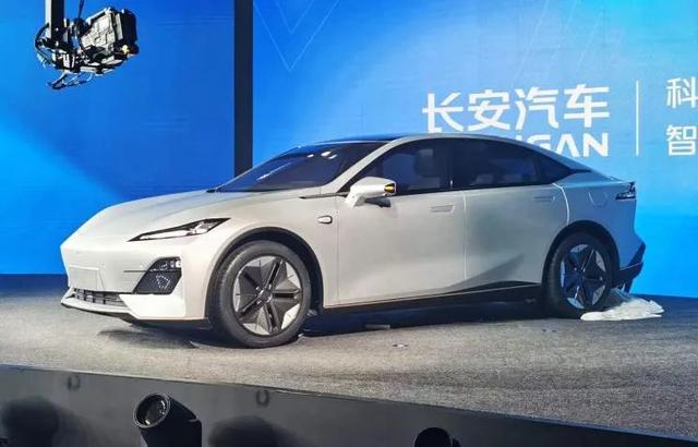 长安纯电轿跑领衔，广州车展多款新能源车首发，合资压力更大了