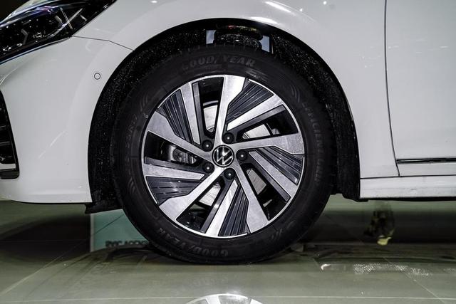 体验帕萨特PHEV  混动豪华版，轴距2871mm，油耗1.4L，值得入手吗？