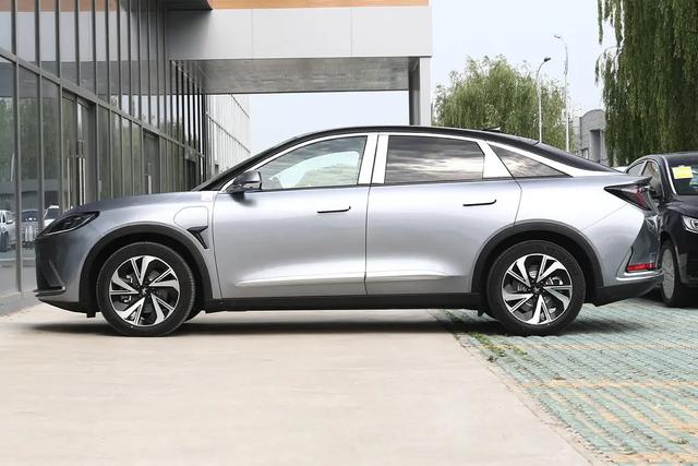 国产电车：极狐阿尔法S，续航可达708公里，颜值与实力并存