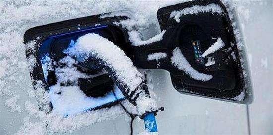 李斌直言“油车不值得买”，网友：买电车也不买蔚来