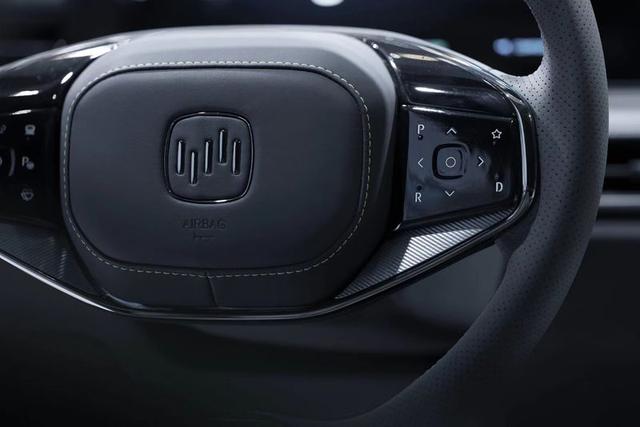 全球首创方向盘触控换挡！威马M7内饰曝光