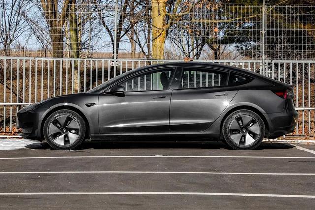 预算30万内，比亚迪汉EV和特斯拉Model 3该如何选？