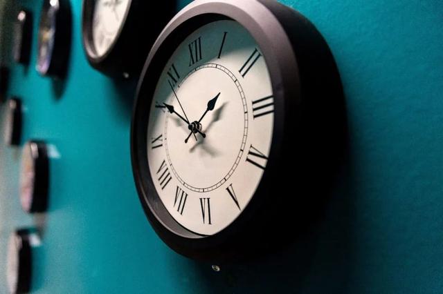 “佟话人生”中医智慧学堂丨指针上的养生智慧