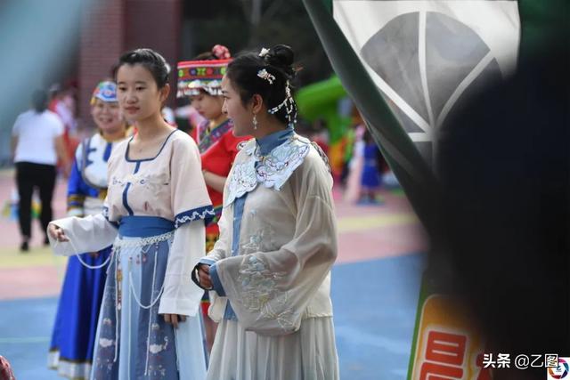 幼儿园师生穿民族服装游园，上学时彼此认不出，还有孩子哭了