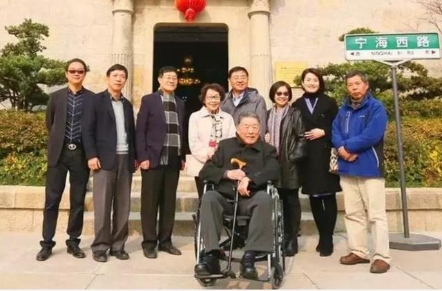 杜月笙爱女：在外漂泊半生，71岁回上海老宅，发现门匾中有惊喜