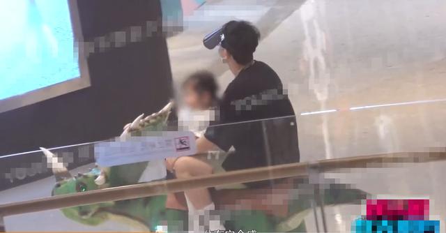 谢娜一家四口逛街！她穿衣臃肿似阿姨，双胞胎女儿正脸都太像张杰
