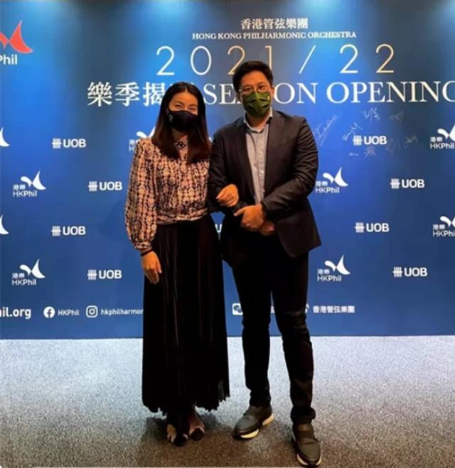 霍启刚夫妇甜蜜约会共赏音乐会，挽手秀恩爱，郭晶晶穿搭温婉优雅