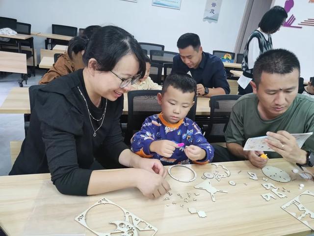 新时代文明实践丨五龙乡开展“探索科技小制作”亲子体验活动