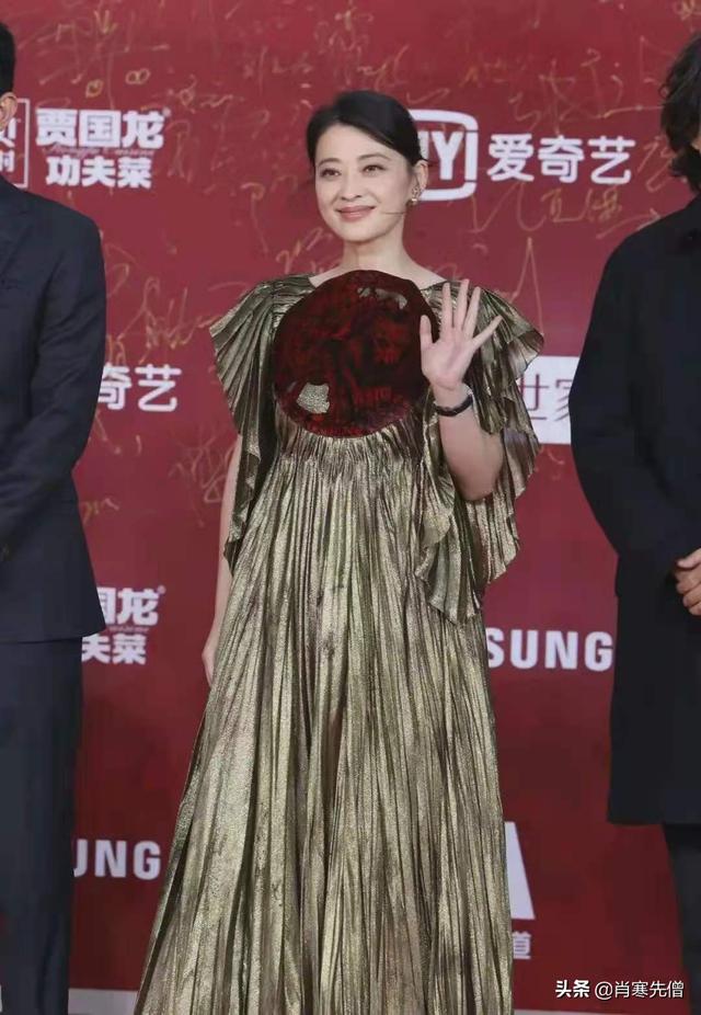 这届红毯，丑出了新高度，杨颖选择了一件很多人穿过的礼服