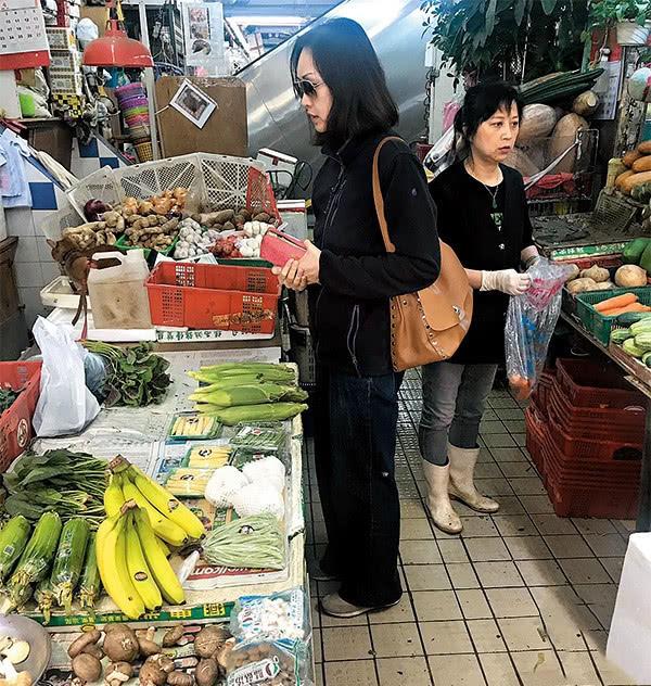 无论是天王巨星还是TVB绿叶，到了菜市场都只是普通熟客街坊！