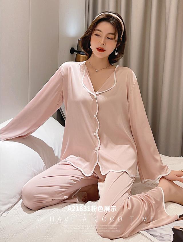 女生穿睡衣擦身体乳