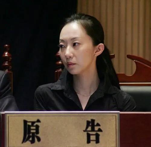 侯耀文大女儿罕露面！41岁素颜气质出众，和郭德纲于谦合照显亲密