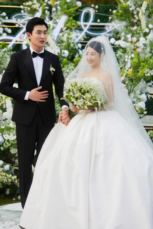 新婚夫妇真甜蜜艾佳妮卡指着黑色庆祝王彦霖的生日甜甜地叫着丈夫狗皮