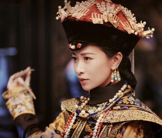 佘诗曼又有新剧了，剧中穿旗袍优雅又温婉，43岁气质令人惊艳