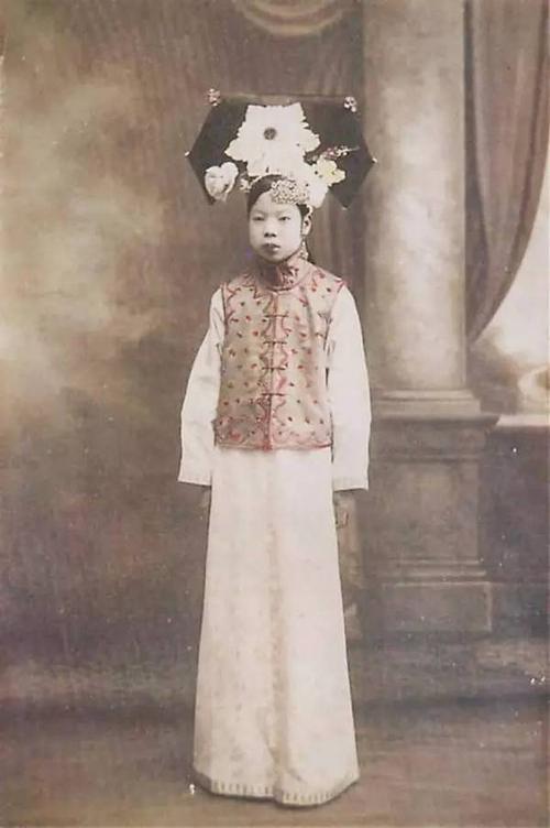 1953年，44岁妇女傅玉芳临死前向环卫工丈夫坦白：我曾是大清皇妃