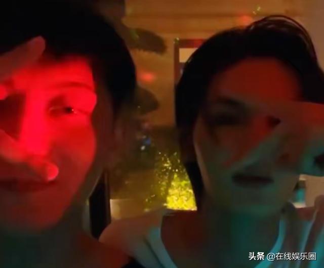 「今日通告」肖战给周雨彤微博留言(肖战微博发自己与周雨彤的照片)