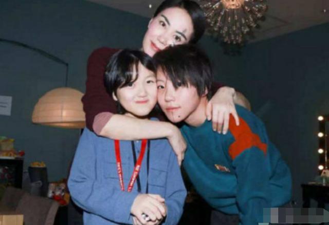 51岁李亚鹏再当爸！王菲“满脸的嫌弃”成全了老李“双重的幸福”