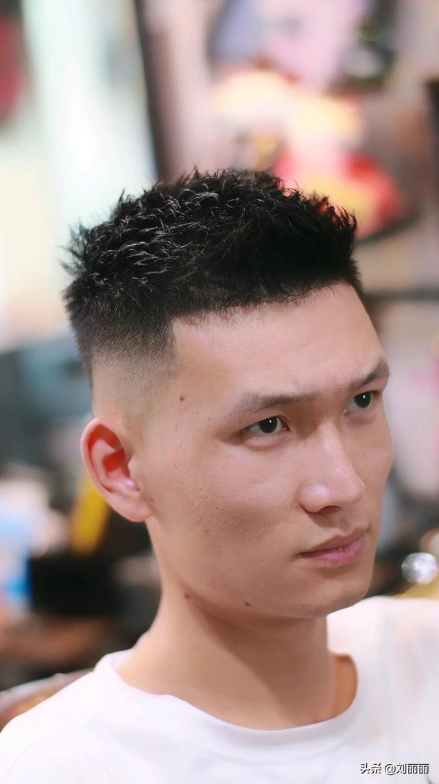 三七分发型男