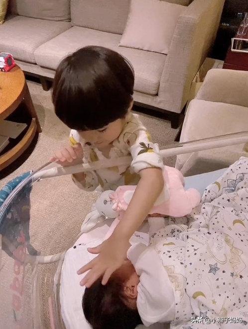 麦迪娜生二胎后，儿子的心路历程：从噘着嘴到好爱妹妹