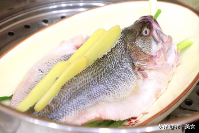 清蒸鱸魚想好吃，必須水寬火旺蒸汽足，成菜鮮香不腥，技巧值得學 健身 第5张