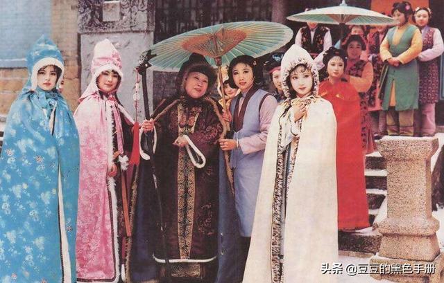 史湘云醉卧:6版《红楼梦》“湘云醉卧”，看看谁是人面桃花，谁像醉鬼睡大街