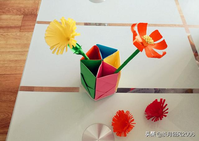 用卡纸做立体小花贺卡(卡纸手工制作教师节贺卡小花)