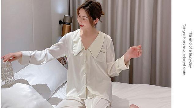 女生穿睡衣擦身体乳