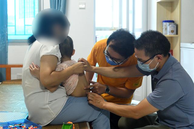 3岁女孩两岁前能走路，现在只会爬！妈妈：天都塌了