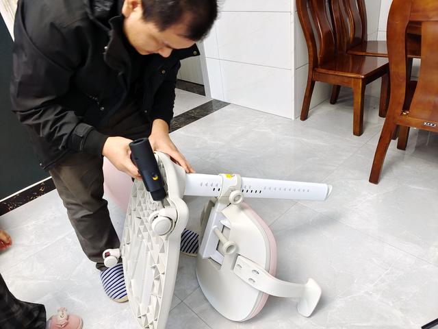 站坐交替，一张可伴孩子到18岁的书桌，乐歌儿童学习桌漫画家体验