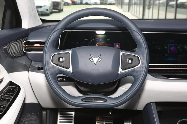 入门版续航525公里+7.7秒破百，25.19万起，极狐阿尔法S如何？