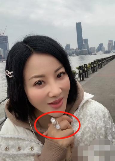 大陶红:51岁陶红晒近照！超大珍珠戒指吸晴，婚姻状况成谜，疑单身至今