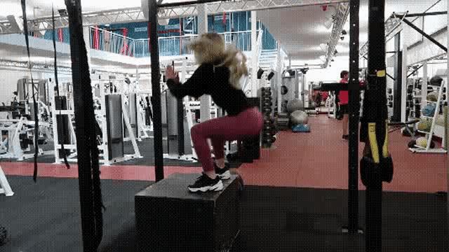 健身女神金太珠，曲線身材，證明微胖的女孩也可以很性感