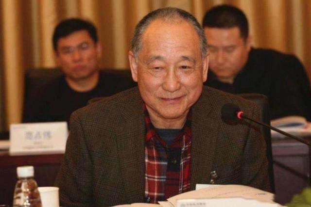 上海男子胡介国，2001年当上非洲首位华人酋长，拥有军队和选妃权