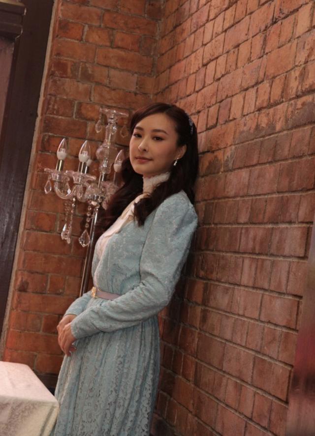 TVB男神拍新戏投诉为什么要亲这么多次 人气小花：是不是不满意