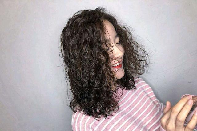 头皮上的“白泥”，是什么？提醒：不要随便用手抠，要听劝