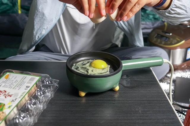 体验电霸级别的产品，让电小二太阳能户外电源2200告诉什么叫硬核