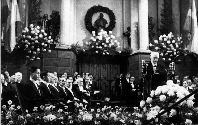 1971年杨振宁回国，称杜聿明为“杜先生”，周总理迅速纠正其错误