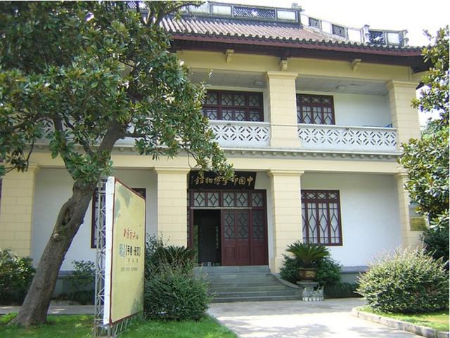 杜月笙爱女：在外漂泊半生，71岁回上海老宅，发现门匾中有惊喜