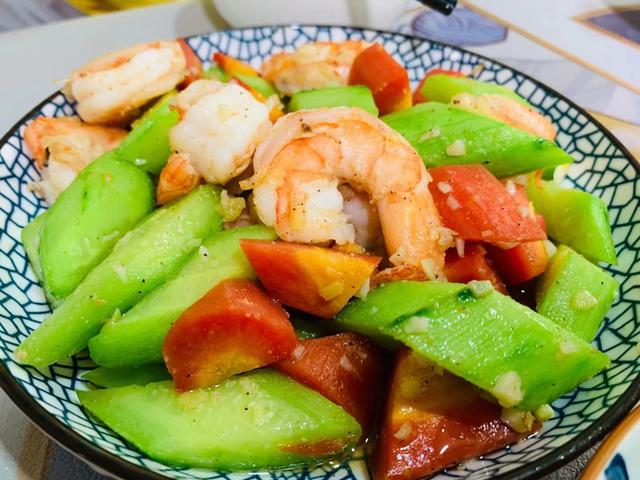 午餐，给孩子准备了3菜1汤，晒到朋友圈，大家说：妈妈真用心