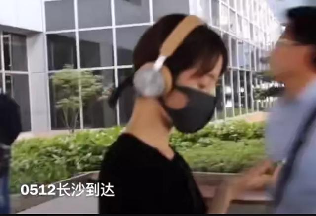 胡冰卿图片:胡冰卿昔日接机视频被扒，全程冷漠脸玩手机，网友直呼难怪红不了