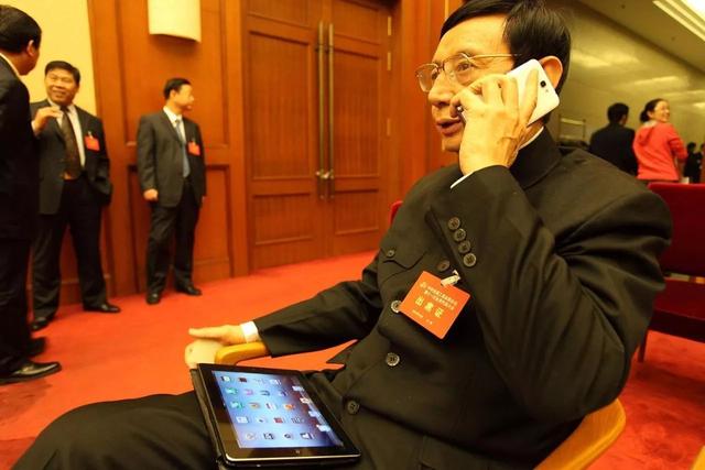 重庆破产首富：自己起早贪黑忙工作，儿子沉迷豪车不管事